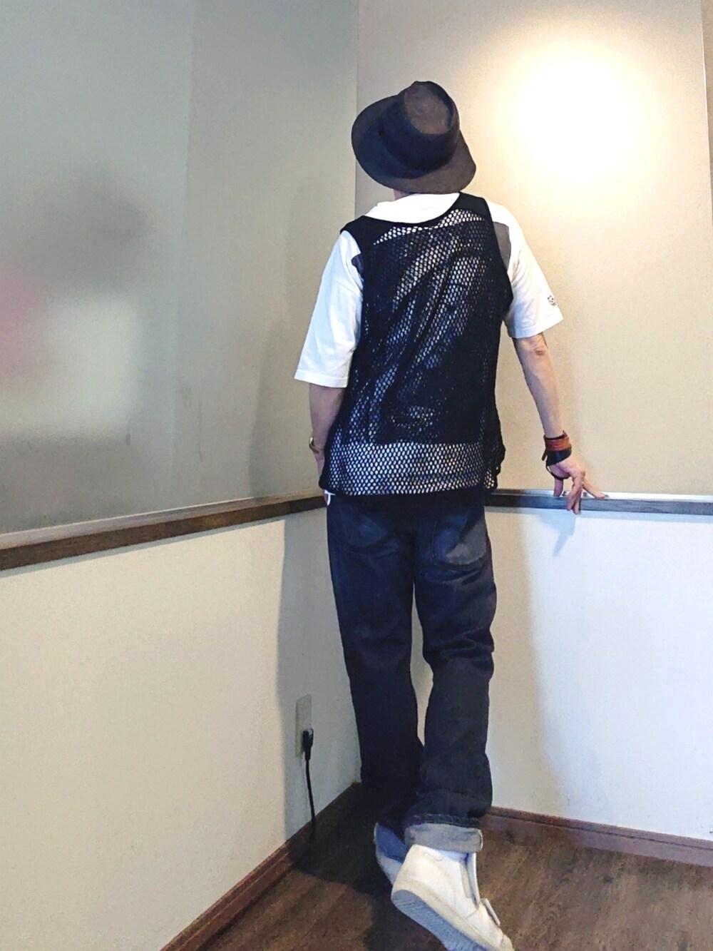 ブラック系のタンクトップ、ホワイト系のTシャツ/カットソー、ブラック系のデニムパンツを着用したメンズの夏コーディネートの2枚目の写真