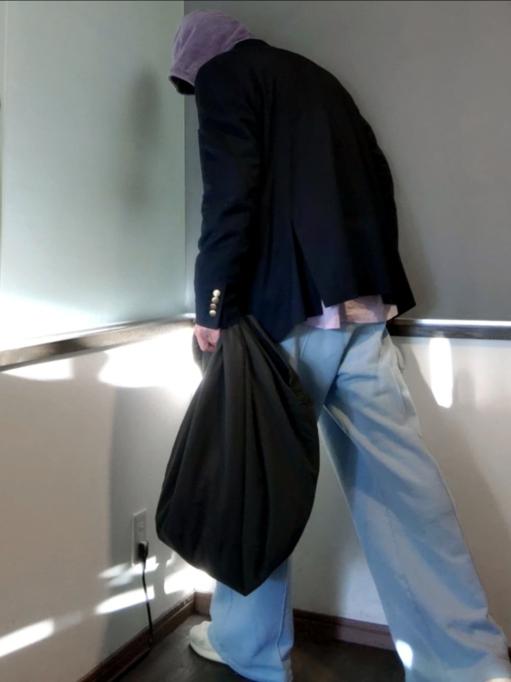 ブルー系のスウェットパンツ、グレー系のトートバッグ、ブルー系のその他アウターを着用したメンズの春コーディネートの3枚目の写真