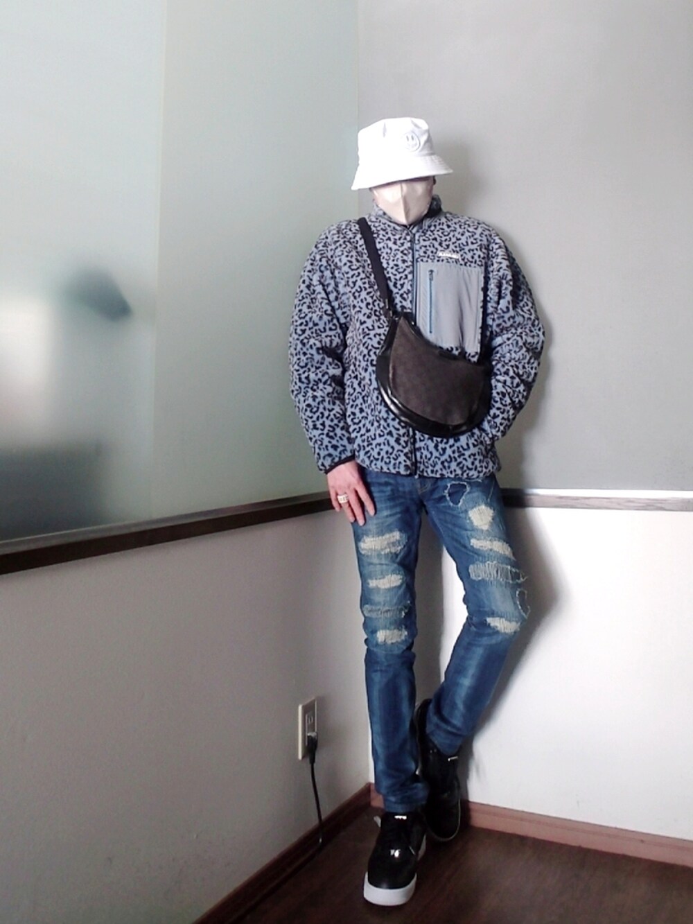 ブルー系のブルゾン、ブルー系のデニムジャケット、ブラック系のショルダーバッグを着用したメンズの冬コーディネートの2枚目の写真