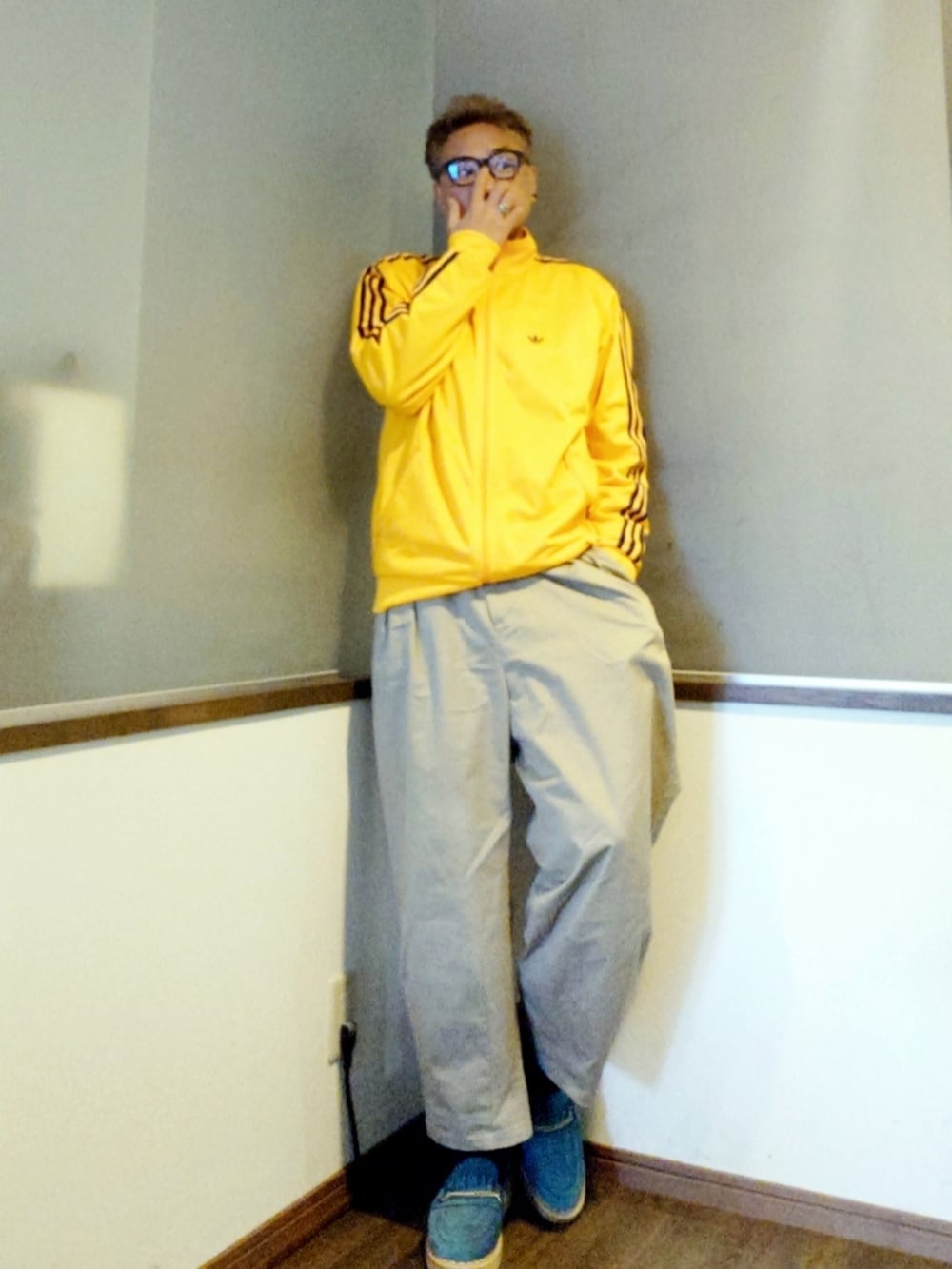 ブルー系のシャツ/ブラウス、ベージュ系のチノパンツ、ブルー系のローファーを着用したメンズの夏コーディネートの2枚目の写真