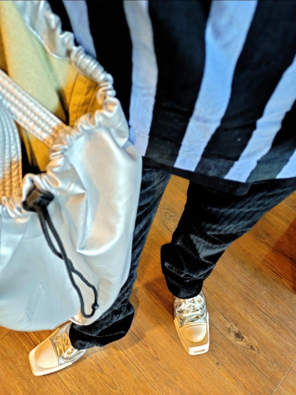 ブラック系のテーラードジャケット、ブルー系のTシャツ/カットソー、ブラック系のTシャツ/カットソーを着用したメンズの秋コーディネートの3枚目の写真