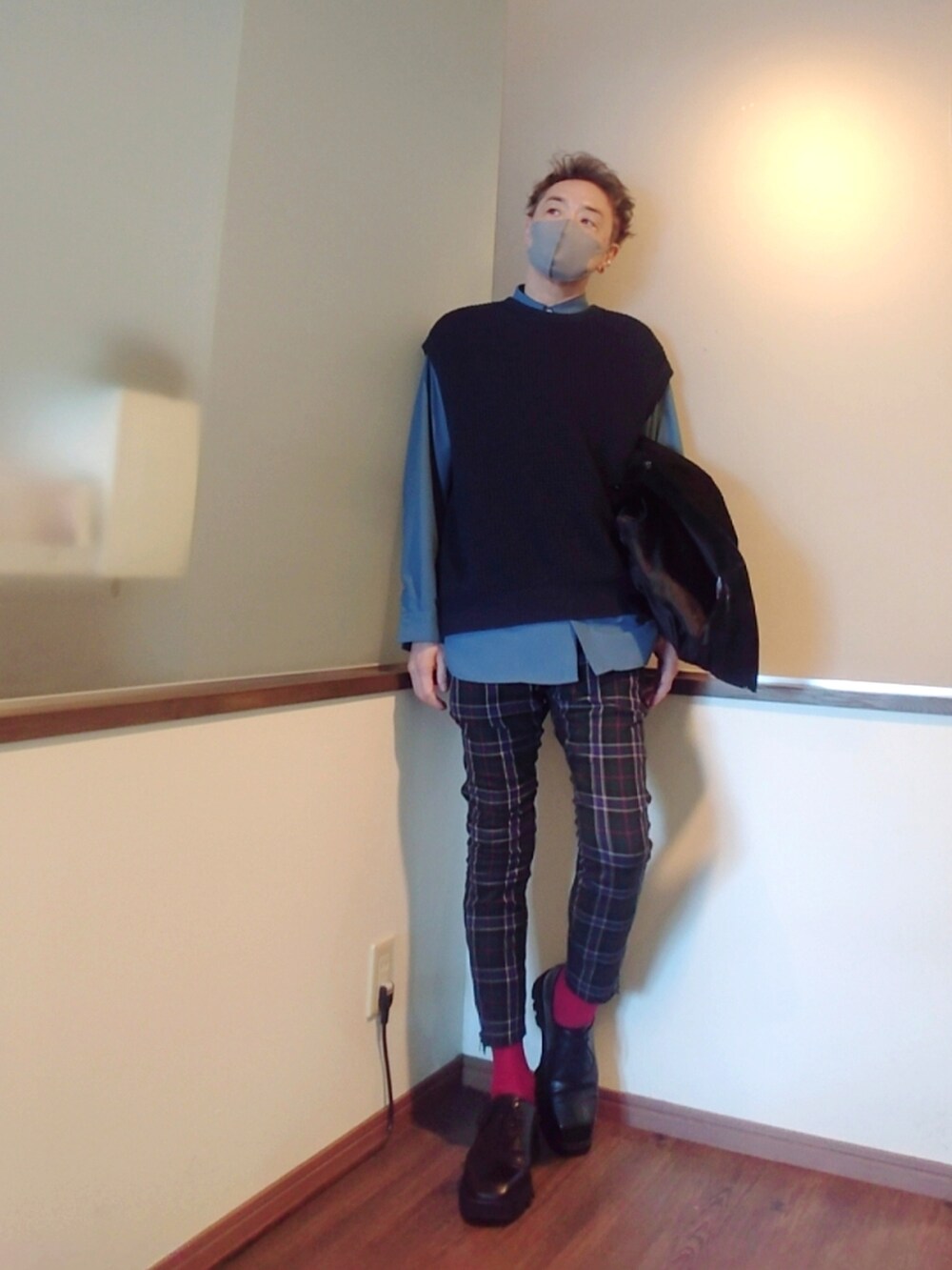 ブルー系のベスト、ブルー系のシャツ/ブラウス、ブラック系のライダースジャケットを着用したメンズの春コーディネートの2枚目の写真