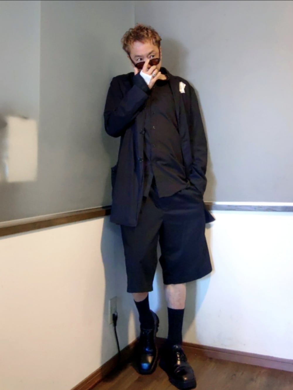ブラック系のジャケット/アウター、ブラック系のドレスシューズ、ブラック系のチノパンツを着用したメンズの秋コーディネートの2枚目の写真