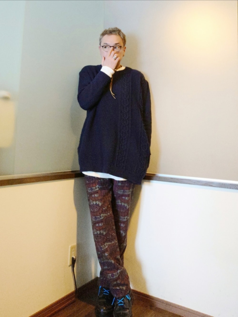 ブルー系のその他アウター、レッド系のパンツ、ブラック系のスニーカーを着用したメンズの冬コーディネートの2枚目の写真