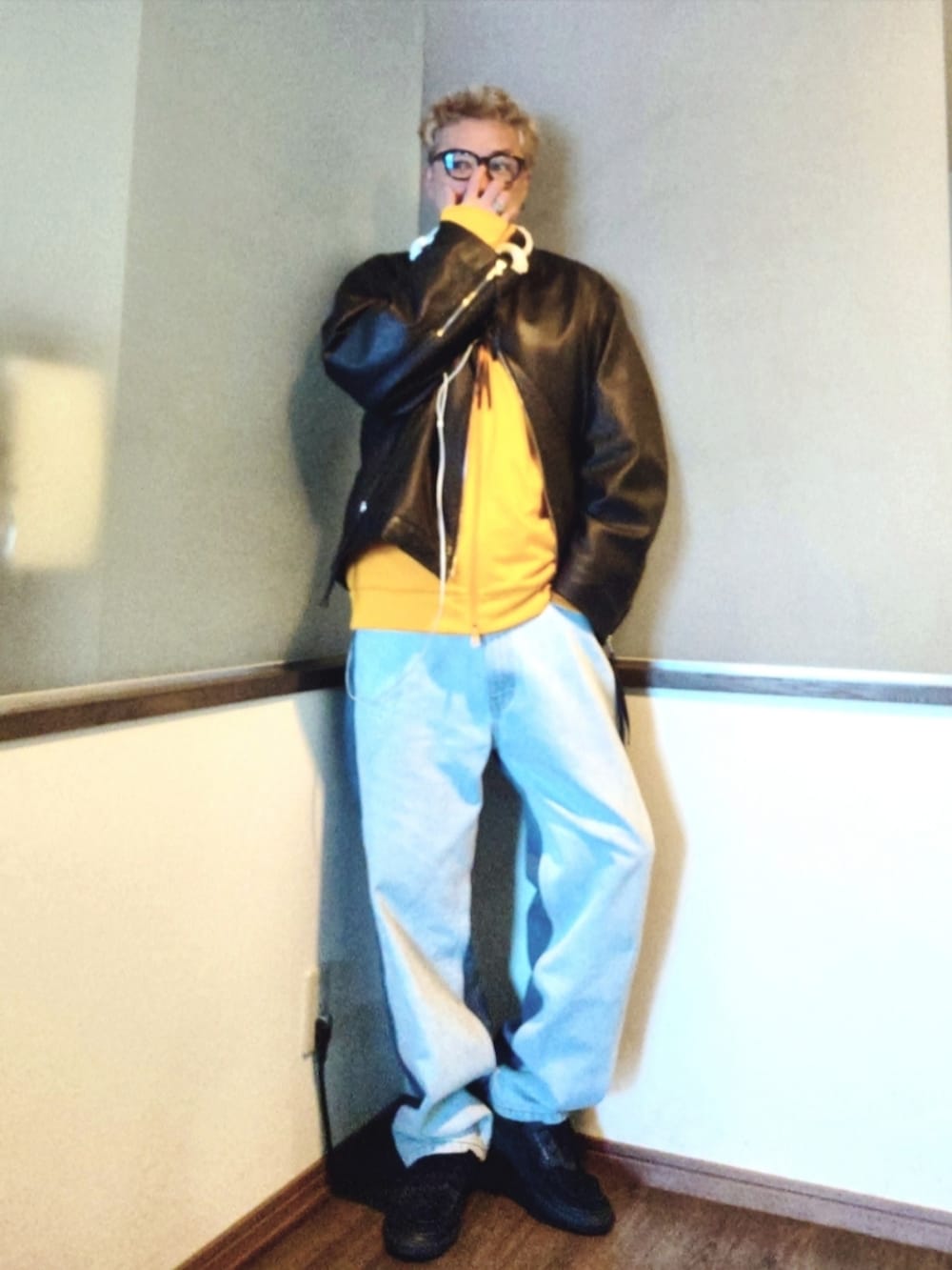 イエロー系のジャージ、ブルー系のニット/セーター、ブルー系のデニムパンツを着用したメンズの春コーディネートの2枚目の写真