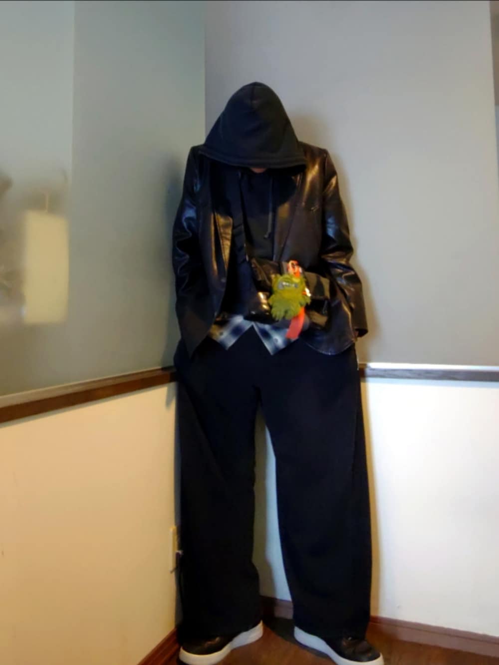 ブラック系のテーラードジャケット、ブラック系のスウェットパンツ、ブラック系のパーカーを着用したメンズの冬コーディネートの2枚目の写真