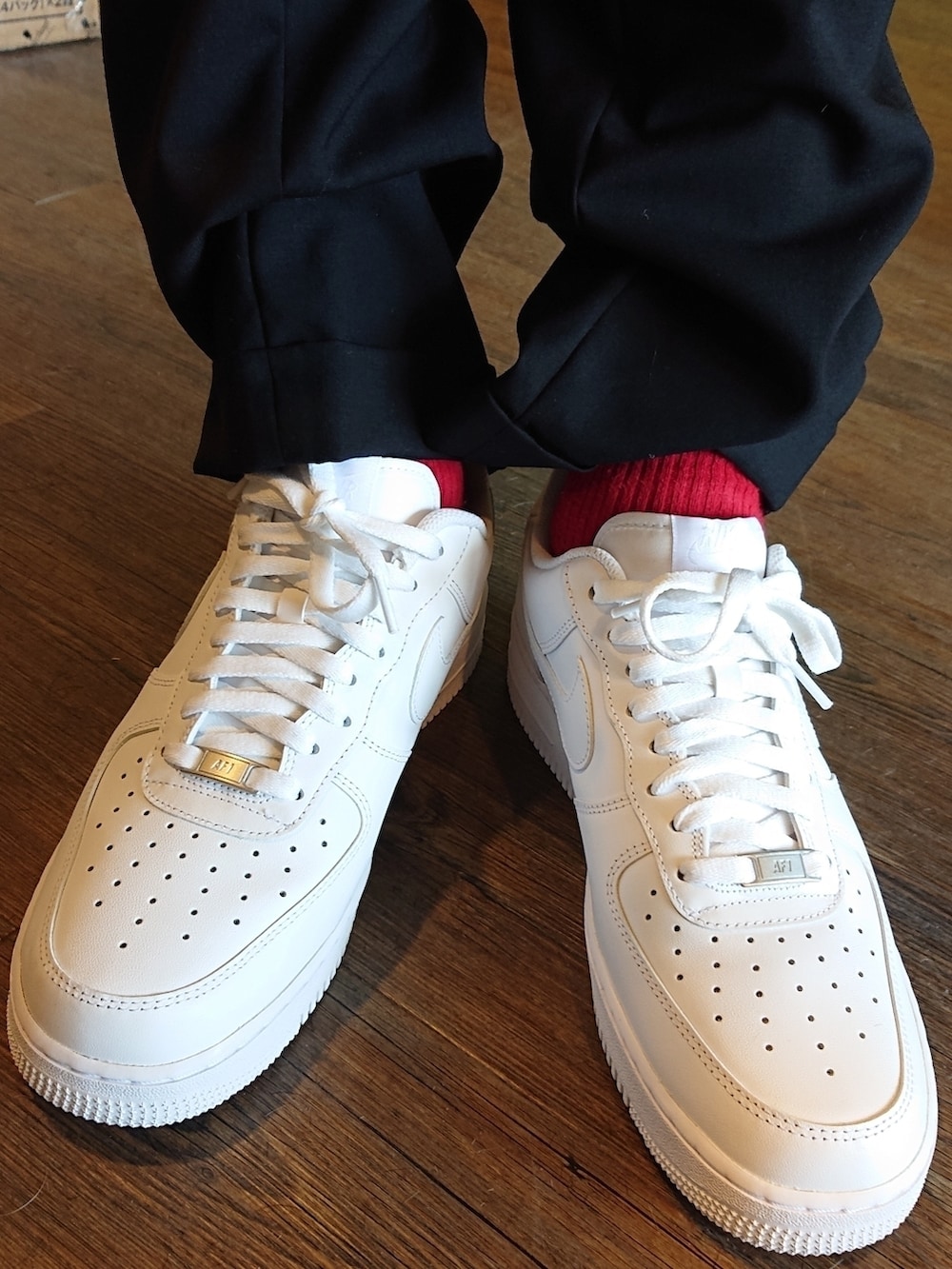 グレー系のテーラードジャケット、グレー系のスラックス、ホワイト系のスニーカーを着用したメンズの春コーディネートの3枚目の写真