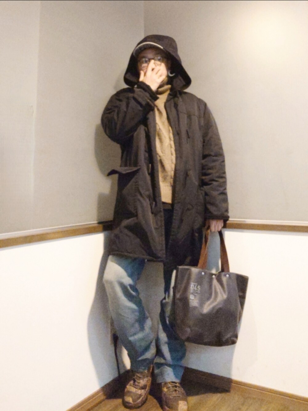 ブルー系のダッフルコート、ベージュ系のニット/セーター、ブルー系のデニムパンツを着用したメンズの冬コーディネートの3枚目の写真