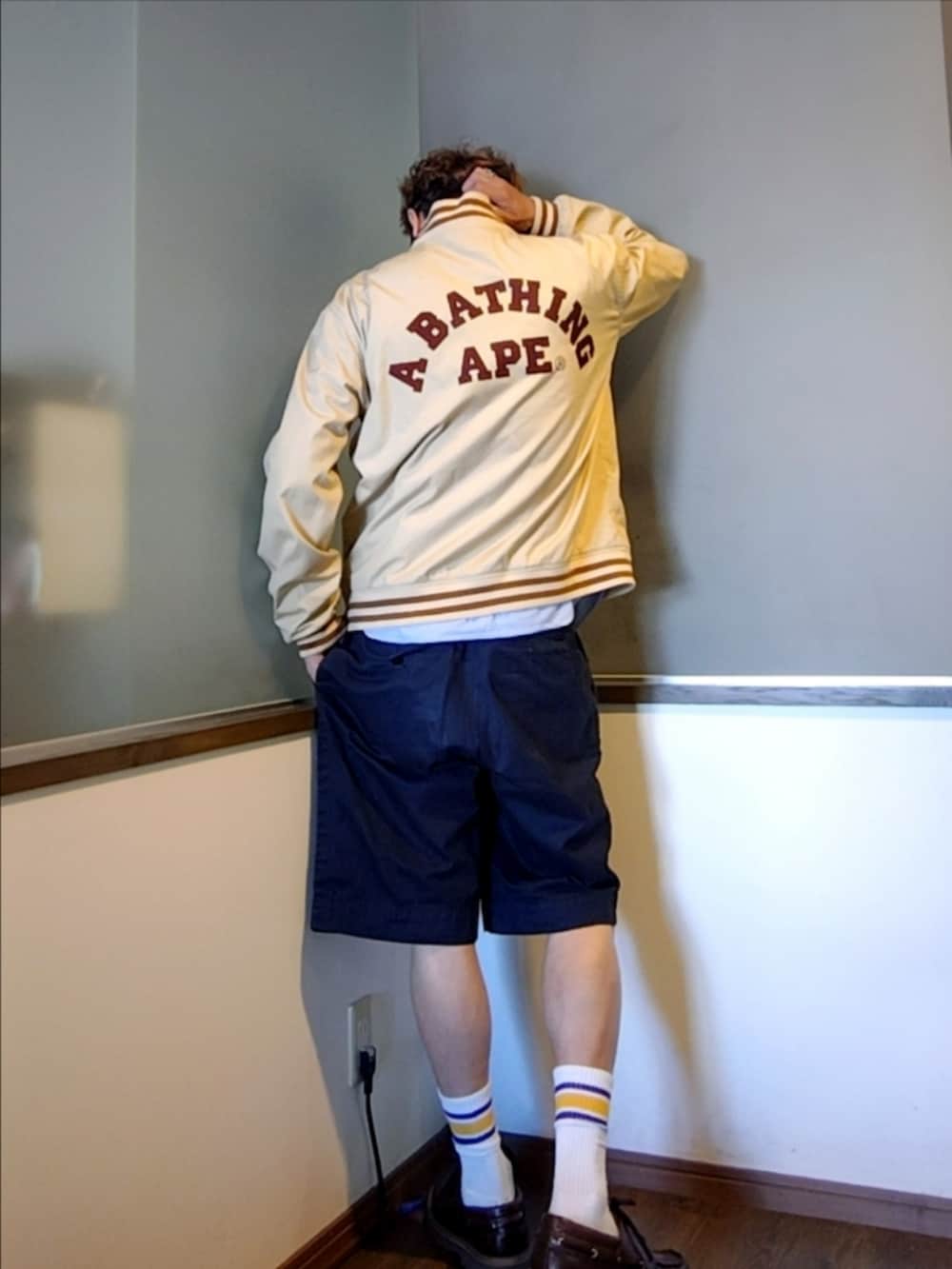 ベージュ系のブルゾン、ブルー系のシャツ/ブラウス、ブルー系のチノパンツを着用したメンズの夏コーディネートの3枚目の写真