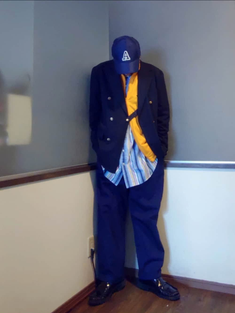 イエロー系のジャージ、ブルー系のその他アウター、その他のシャツ/ブラウスを着用したメンズの春コーディネートの4枚目の写真