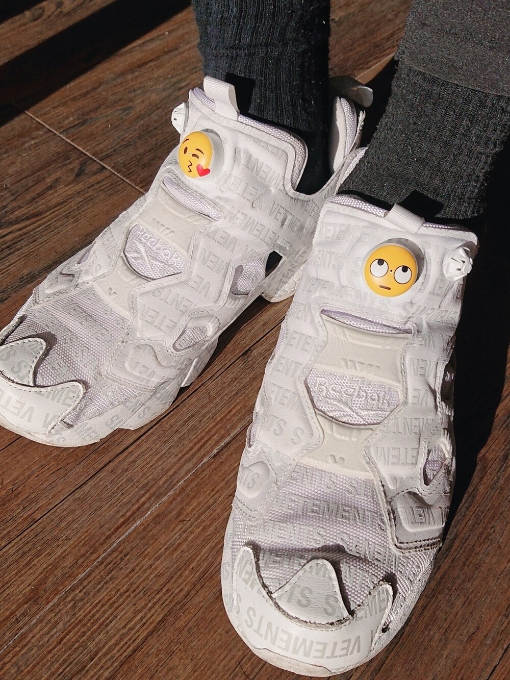 ホワイト系のナイロンジャケット、ホワイト系のナイロンジャケット、ブラック系のTシャツ/カットソーを着用したメンズの夏コーディネートの3枚目の写真