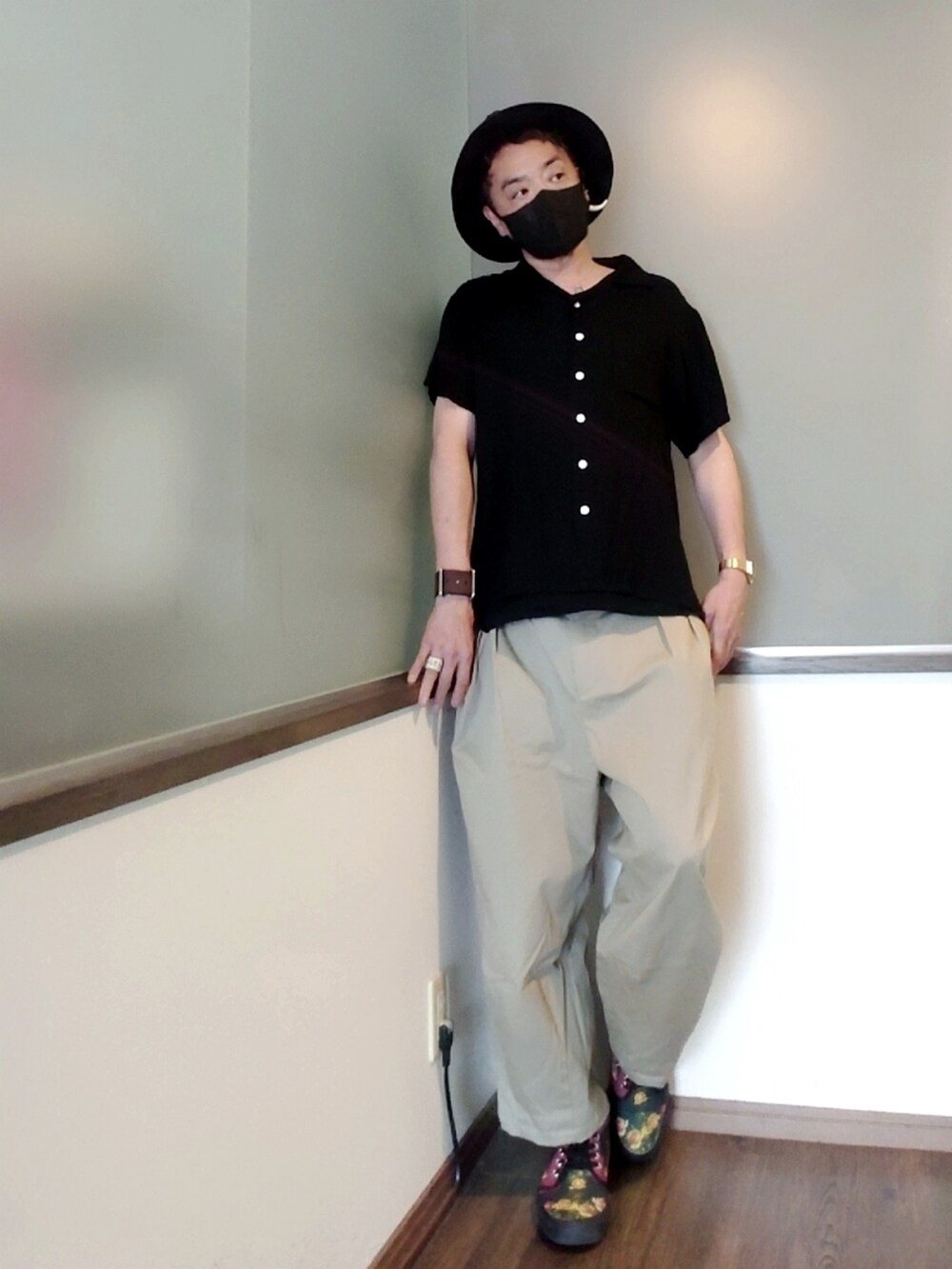 ブラック系のシャツ/ブラウス、ベージュ系のチノパンツ、ブラック系のスニーカーを着用したメンズの秋コーディネートの3枚目の写真