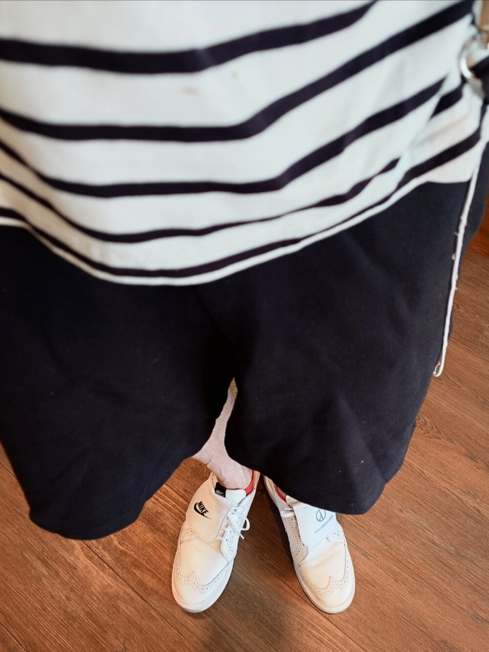 ホワイト系のTシャツ/カットソー、ホワイト系のショルダーバッグ、ブラック系のスウェットパンツを着用したメンズの夏コーディネートの3枚目の写真