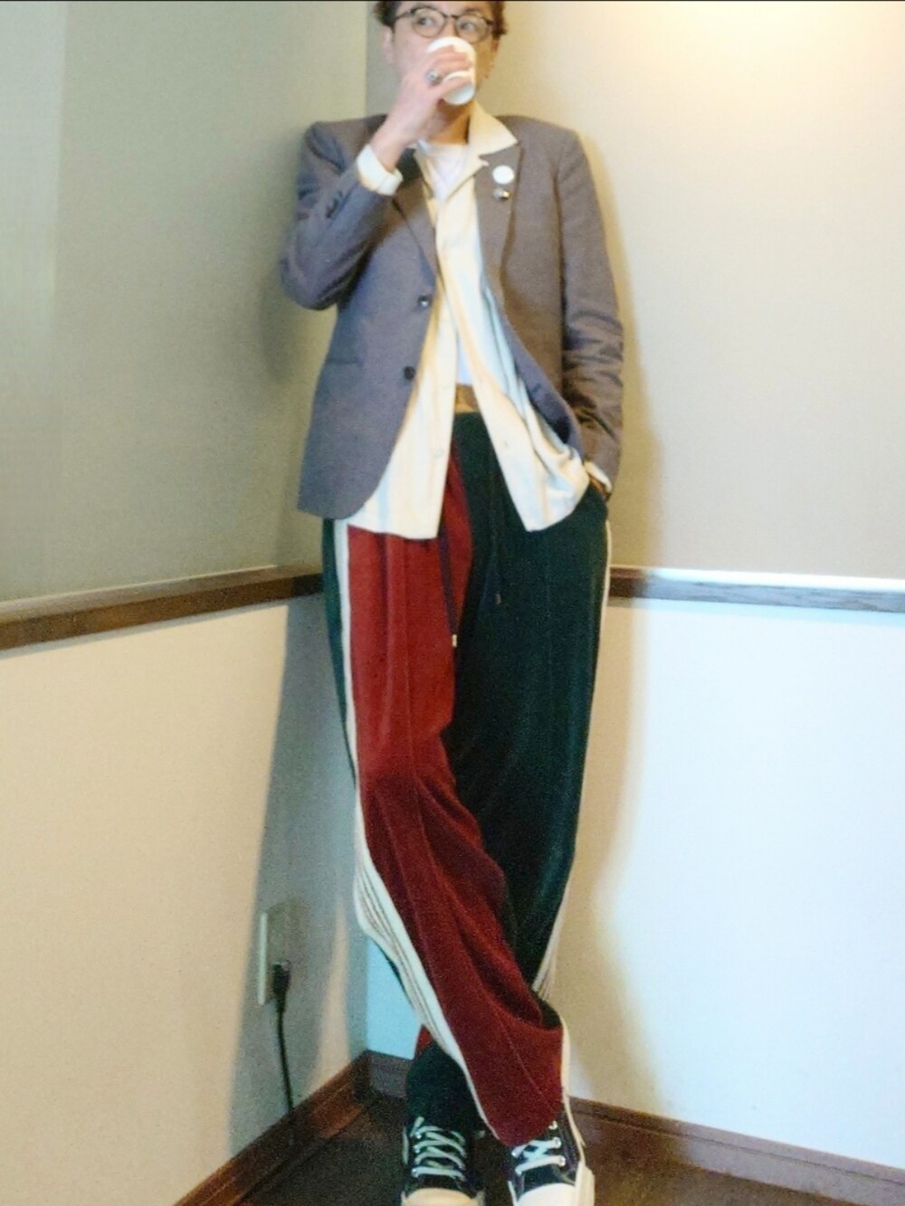 その他のテーラードジャケット、ベージュ系のシャツ/ブラウス、その他のその他パンツを着用したメンズの春コーディネートの2枚目の写真