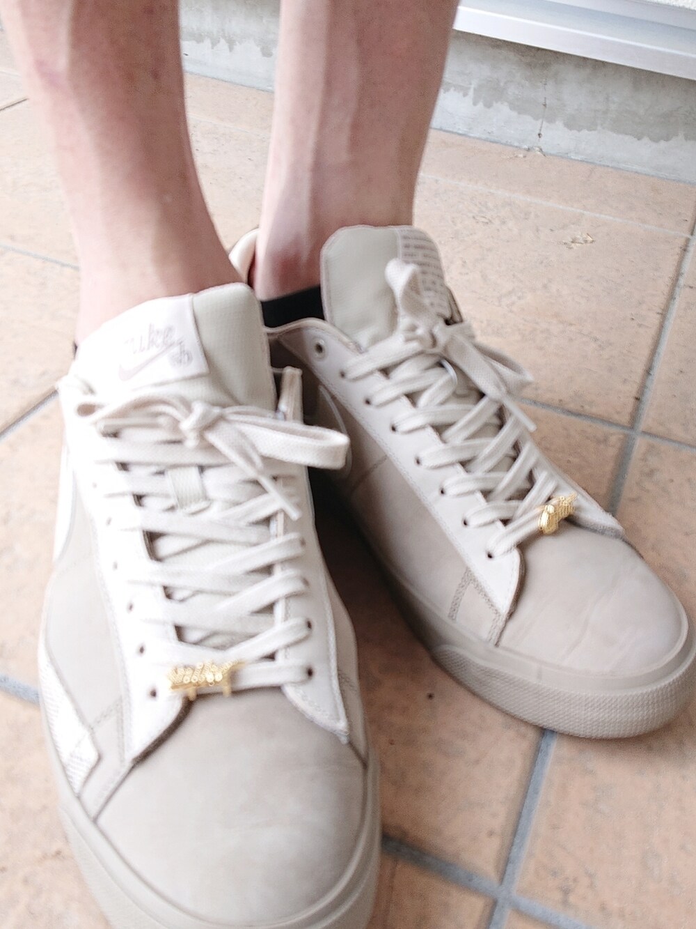 ブルー系のシャツ/ブラウス、ホワイト系のタンクトップ、イエロー系のカーゴパンツを着用したメンズの夏コーディネートの3枚目の写真