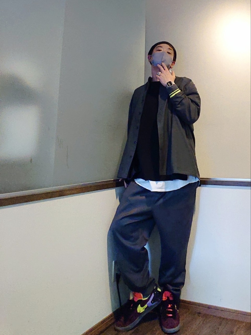 ブラック系のシャツ/ブラウス、ブラック系のTシャツ/カットソー、グレー系のスラックスを着用したメンズの春コーディネートの3枚目の写真