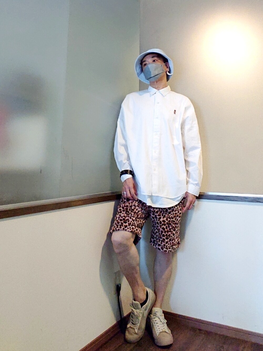 ホワイト系のシャツ/ブラウス、ピンク系のその他パンツ、ベージュ系のスニーカーを着用したメンズの春コーディネートの2枚目の写真