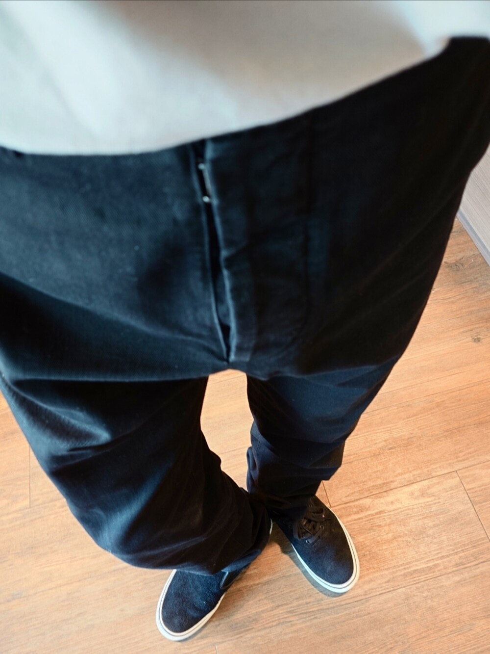 ブラック系のスラックス、ブラック系のスニーカー、グレー系のTシャツ/カットソーを着用したメンズの秋コーディネートの2枚目の写真