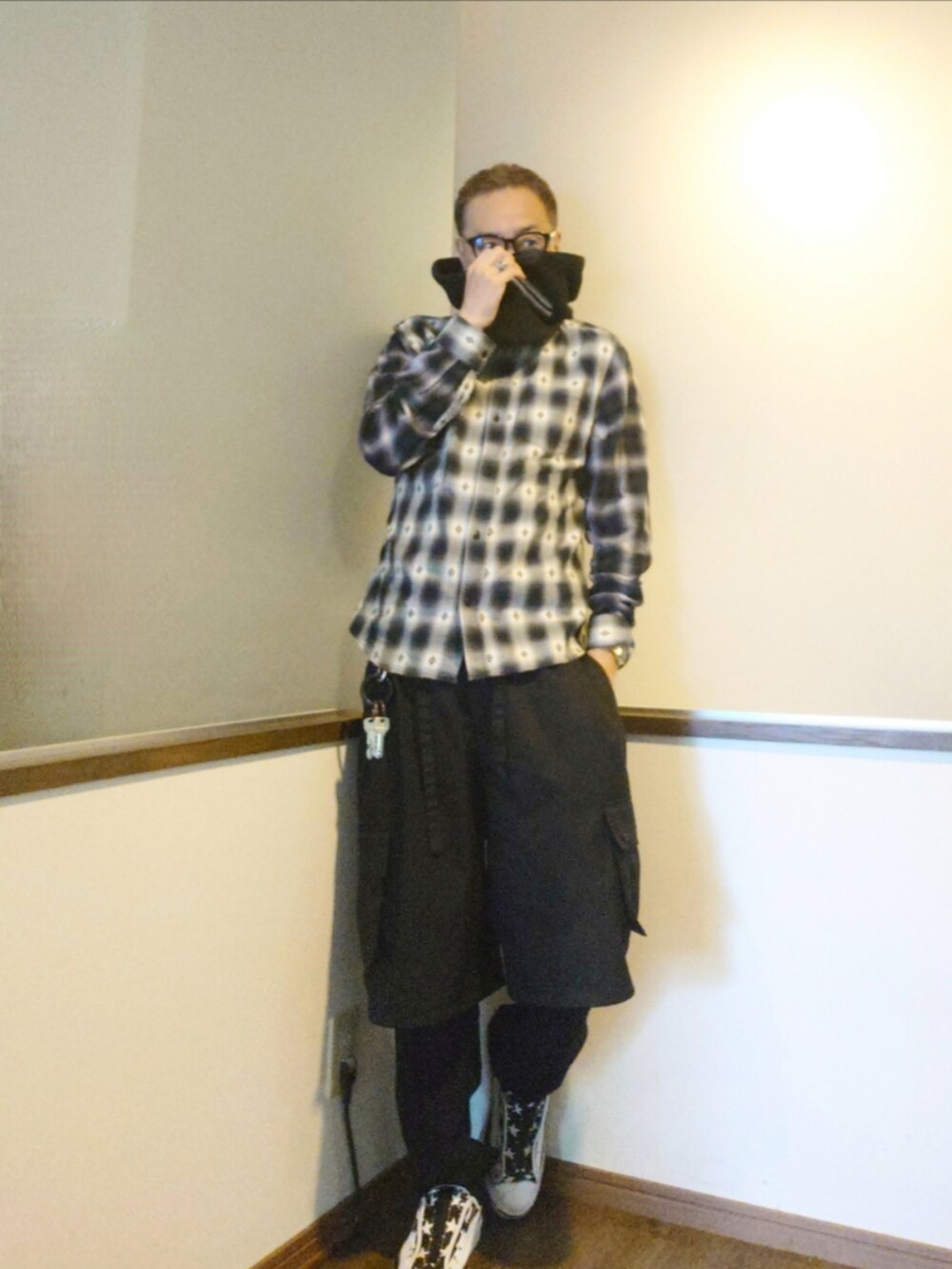 ブラック系のシャツ/ブラウス、ブラック系のカーゴパンツ、ブラック系のチノパンツを着用したメンズの秋コーディネートの2枚目の写真