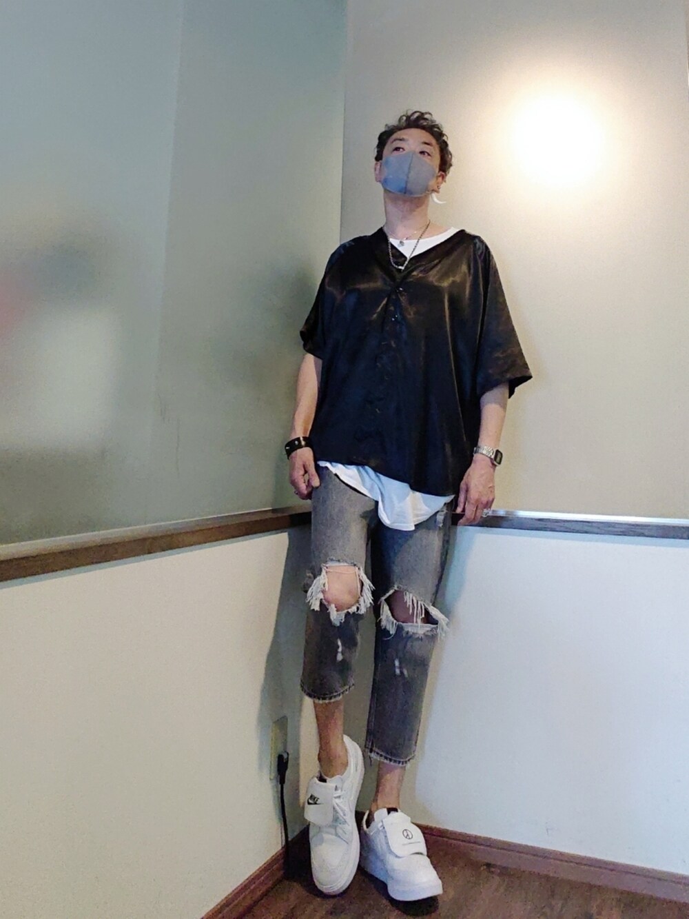 ブラック系のシャツ/ブラウス、グレー系のデニムパンツ、ホワイト系のドレスシューズを着用したメンズの夏コーディネートの2枚目の写真