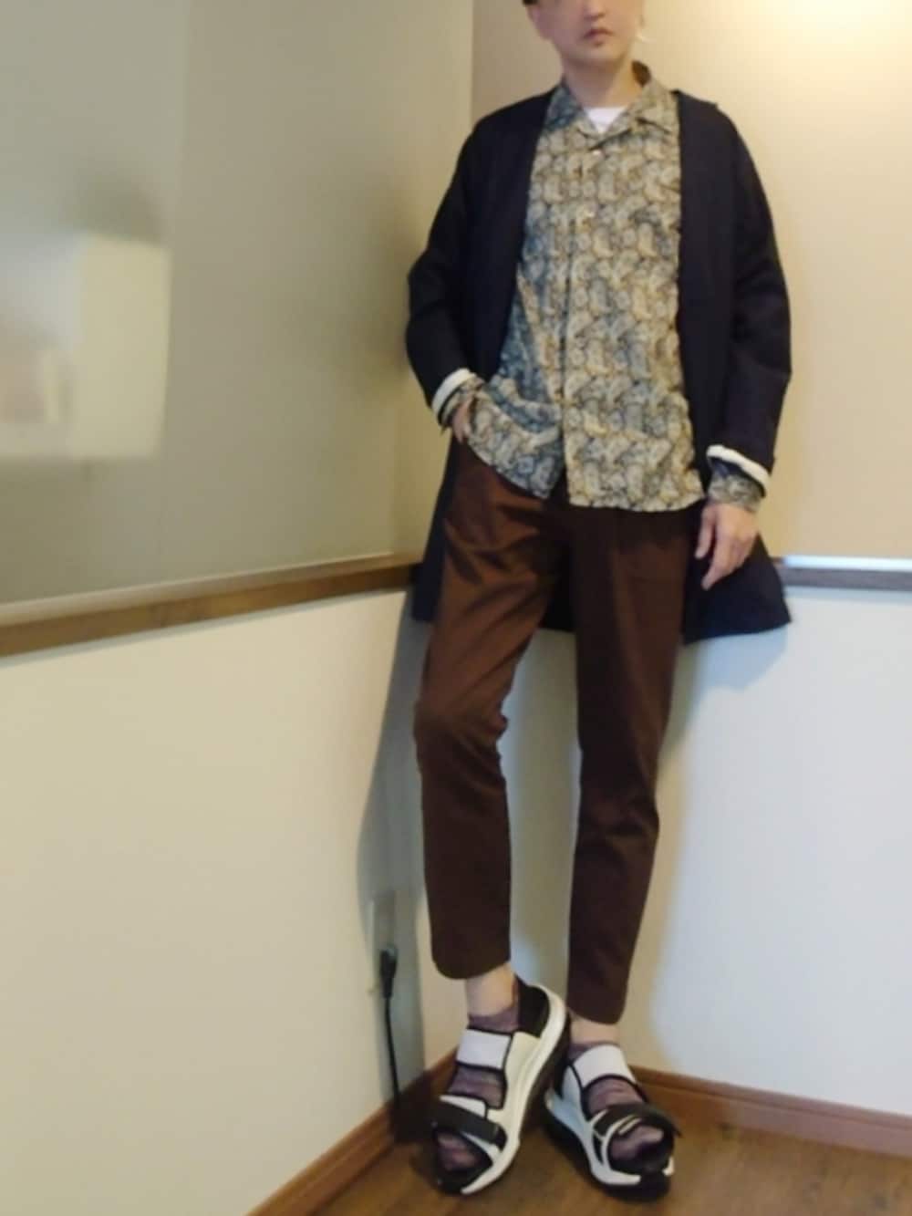 ブルー系のシャツ/ブラウス、ブルー系のジャケット/アウター、ブラウン系のチノパンツを着用したメンズの春コーディネートの2枚目の写真