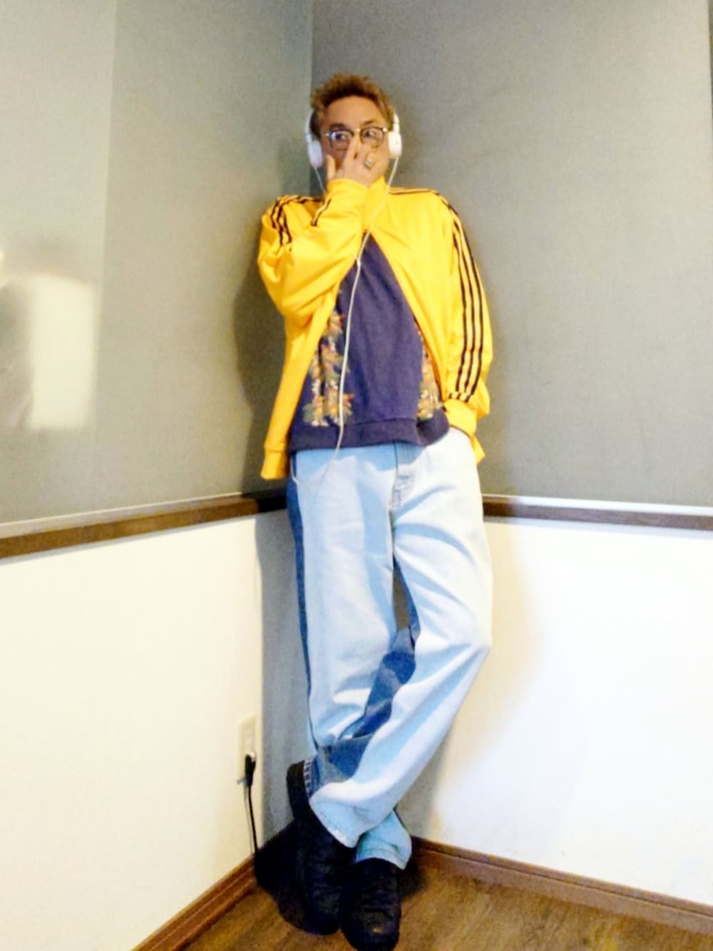 イエロー系のジャージ、ブルー系のニット/セーター、ブルー系のデニムパンツを着用したメンズの春コーディネートの3枚目の写真