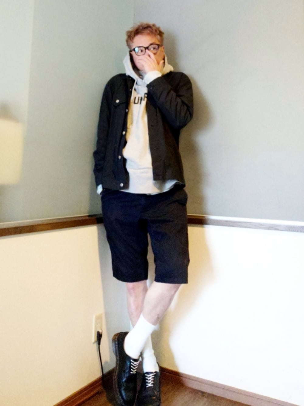 グレー系のパーカー、ブラック系のシャツ/ブラウス、グリーン系のシャツ/ブラウスを着用したメンズの春コーディネートの2枚目の写真