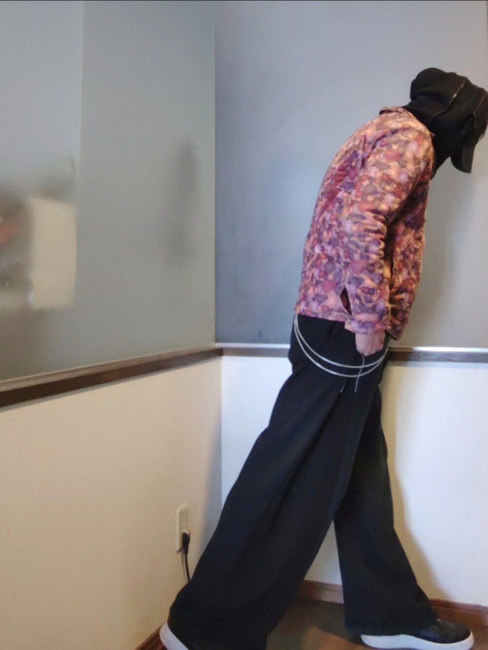 ピンク系のブルゾン、ブラック系のパーカー、ブラック系のスニーカーを着用したメンズの春コーディネートの3枚目の写真