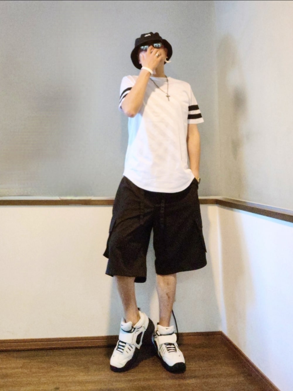 ホワイト系のTシャツ/カットソー、ホワイト系のスニーカー、ホワイト系のスニーカーを着用したメンズの夏コーディネートの2枚目の写真