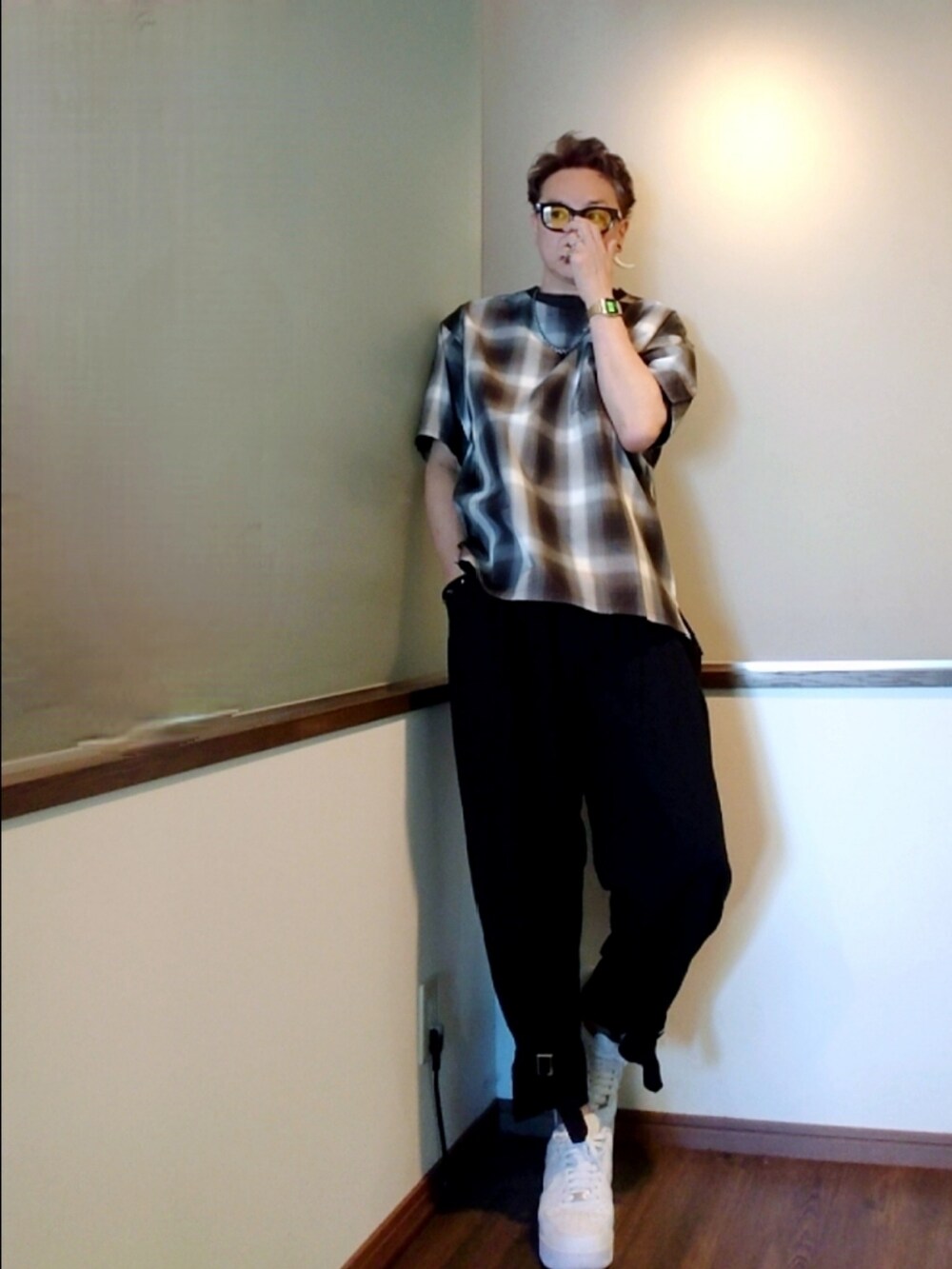 ブラック系のTシャツ/カットソー、ブラック系のその他パンツ、ブラック系のスニーカーを着用したメンズの夏コーディネートの2枚目の写真