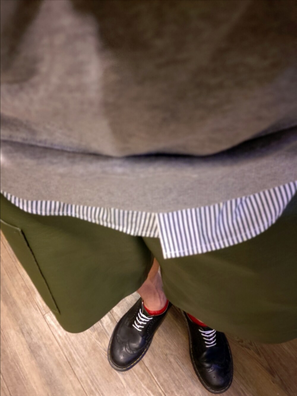 グレー系のパーカー、グリーン系のシャツ/ブラウス、ブルー系のネクタイを着用したメンズの秋コーディネートの4枚目の写真