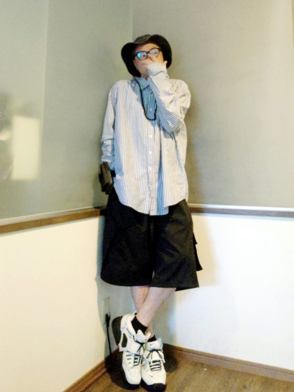 グリーン系のボディバッグ/ウエストポーチ、ホワイト系のシャツ/ブラウス、ブラック系のカーゴパンツを着用したメンズの夏コーディネートの2枚目の写真