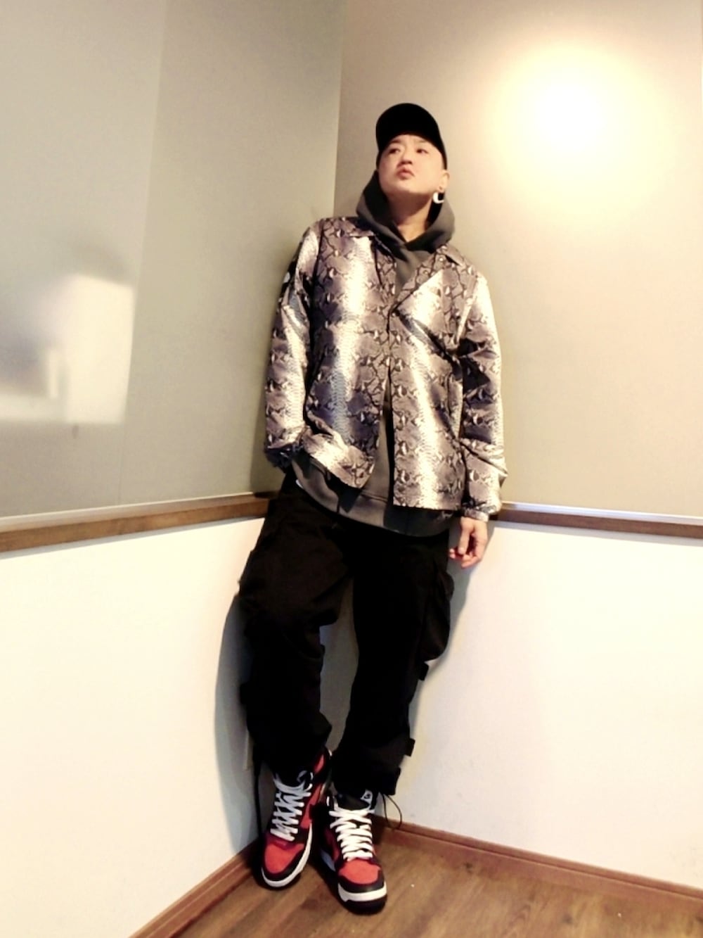 ホワイト系のナイロンジャケット、ホワイト系のナイロンジャケット、グレー系のパーカーを着用したメンズの春コーディネートの2枚目の写真