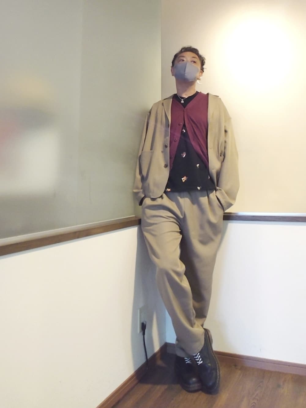 ブラック系のTシャツ/カットソー、レッド系のカーディガン/ボレロ、ブラック系のドレスシューズを着用したメンズの夏コーディネートの3枚目の写真