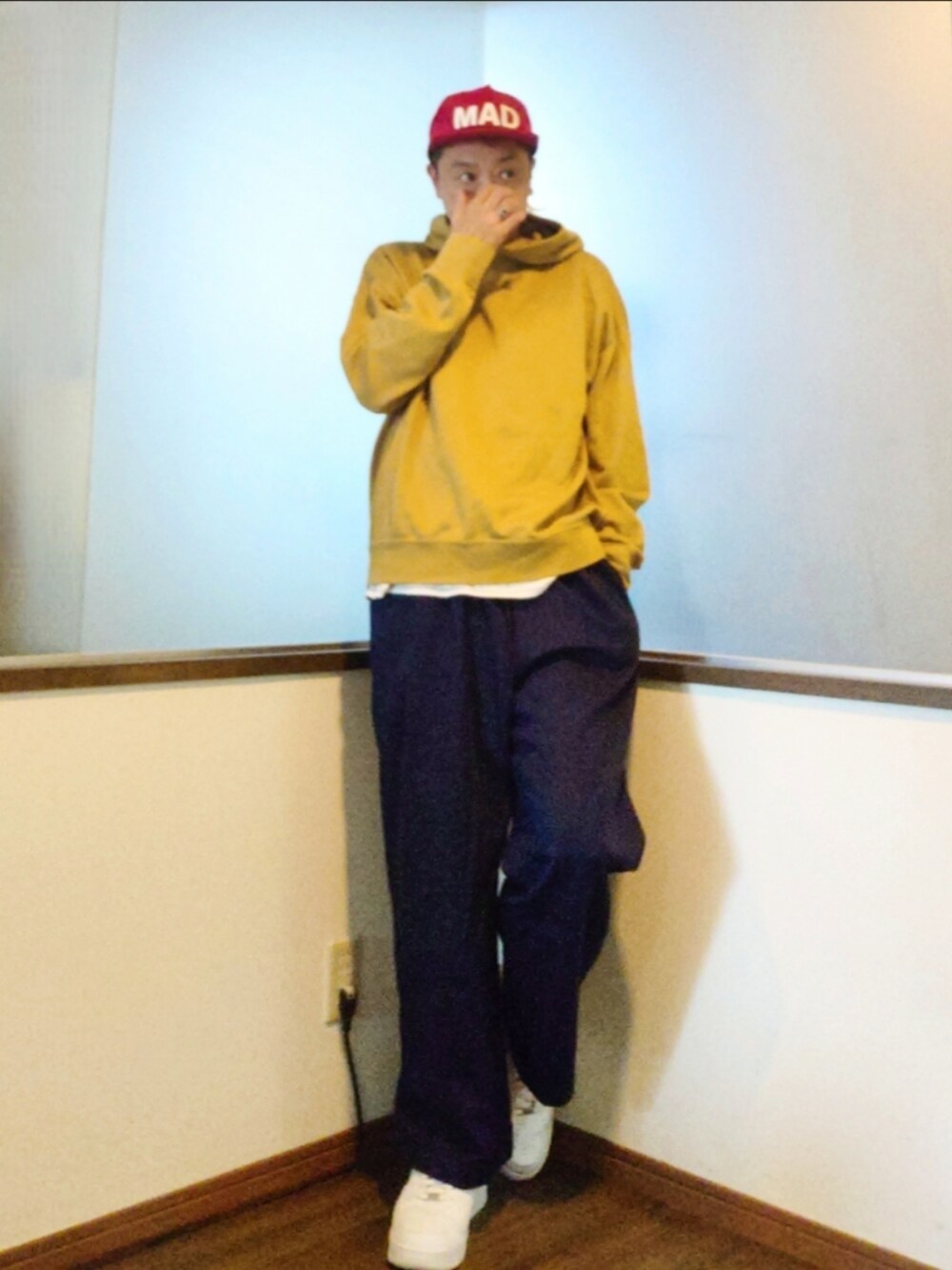 イエロー系のパーカー、ブルー系のその他パンツ、ホワイト系のスニーカーを着用したメンズの秋コーディネートの2枚目の写真