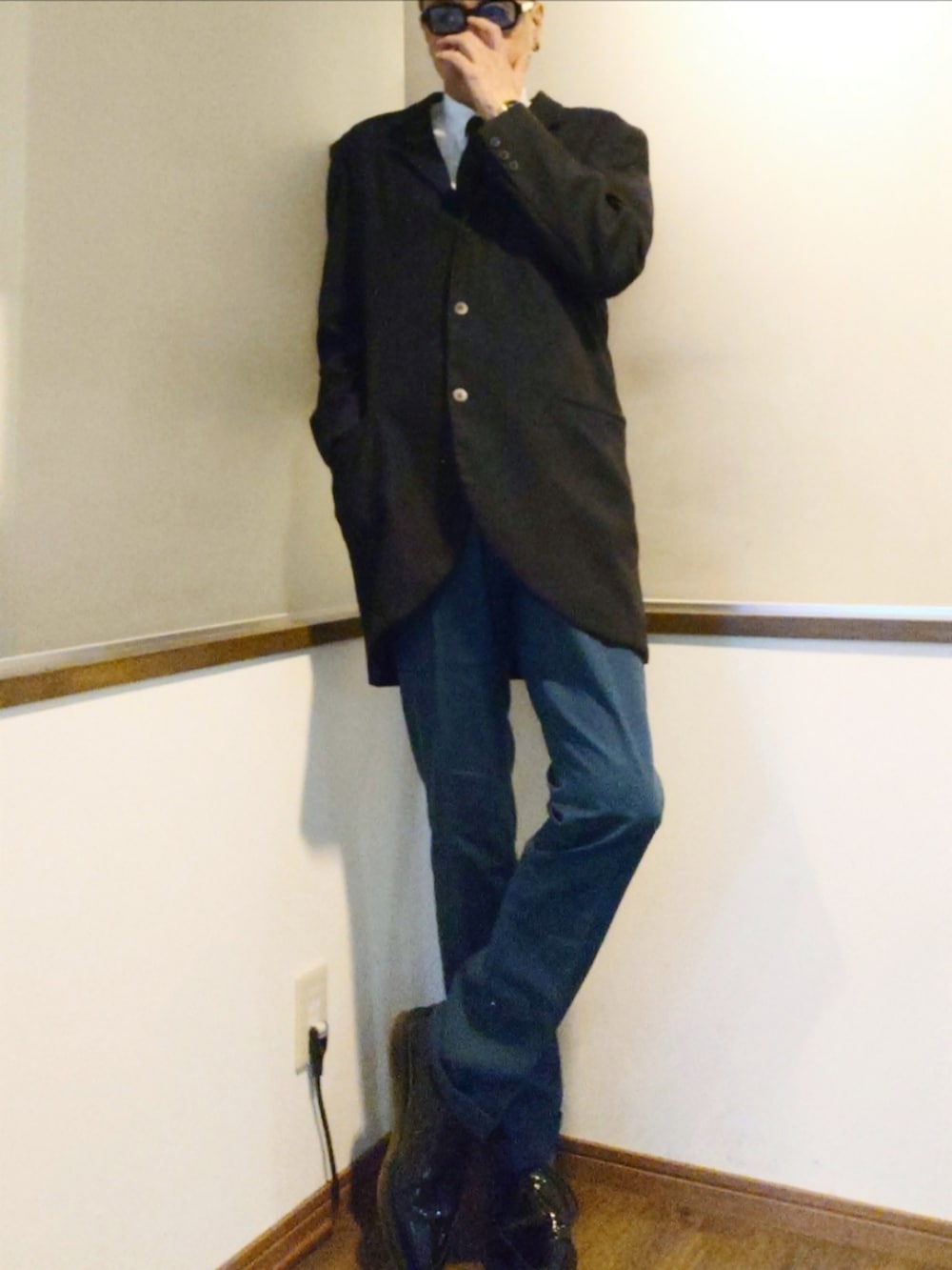 ブルー系のテーラードジャケット、ブルー系のスラックス、ブラック系のドレスシューズを着用したメンズの秋コーディネートの2枚目の写真