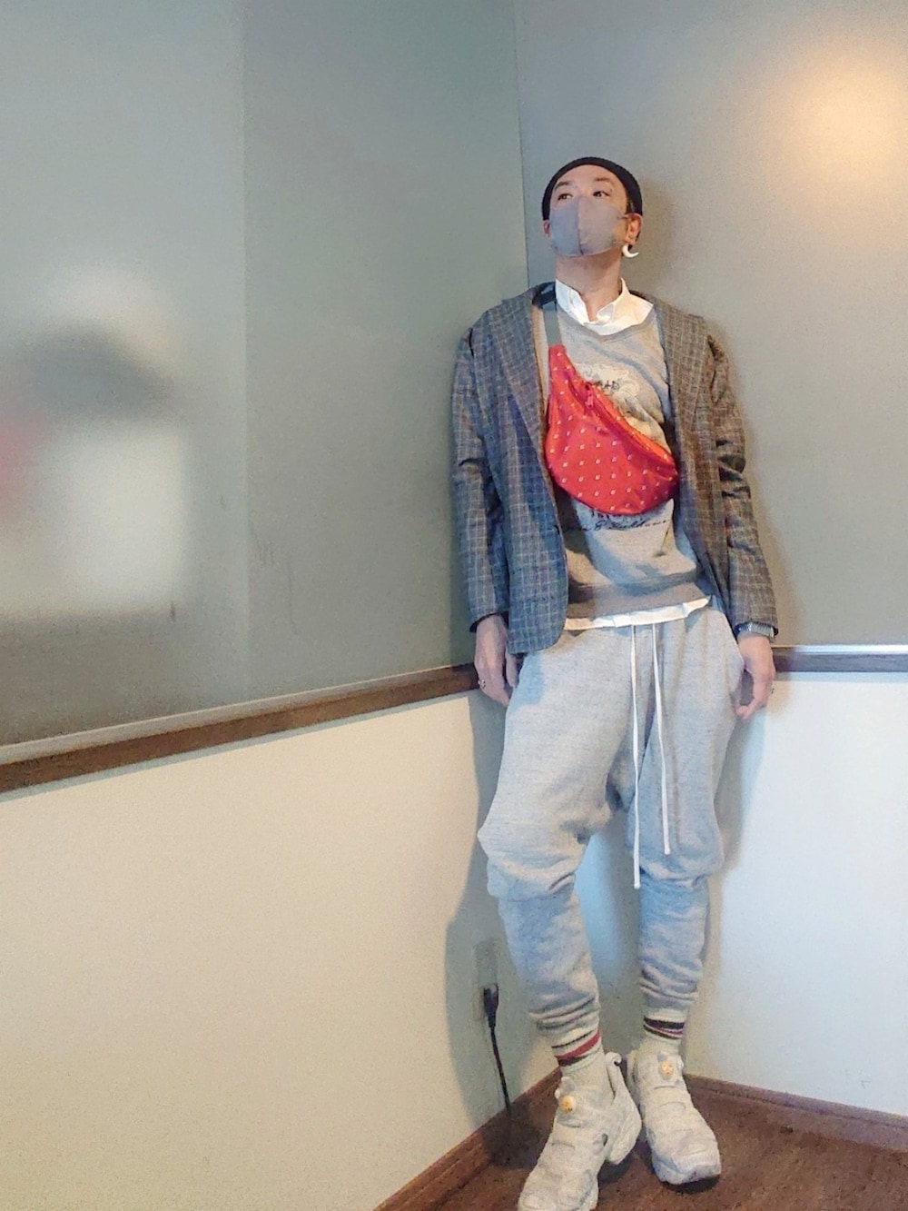 グレー系のテーラードジャケット、グレー系のスウェット、レッド系のショルダーバッグを着用したメンズの春コーディネートの2枚目の写真