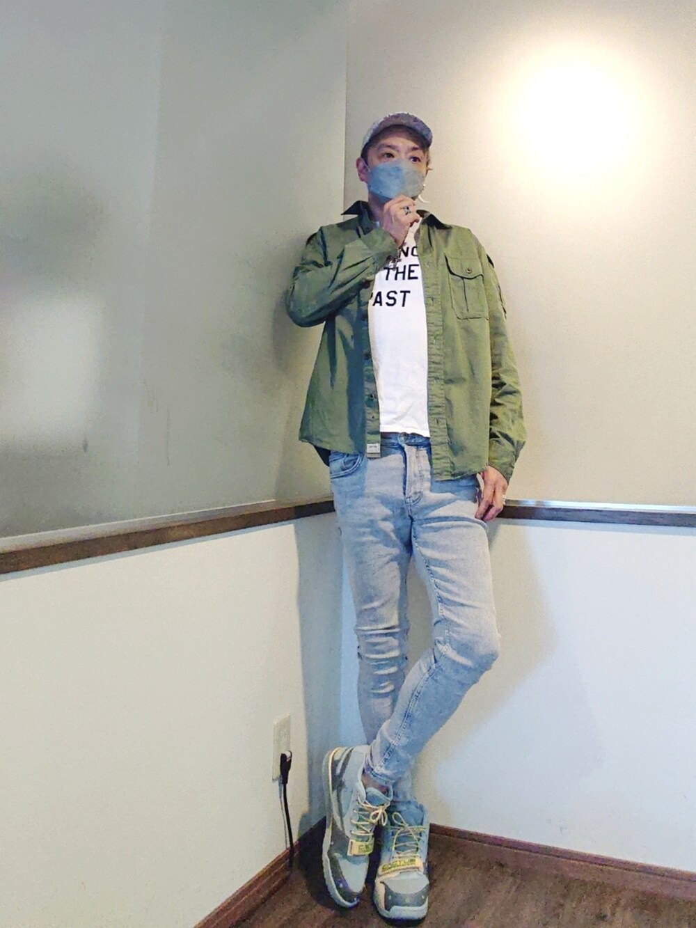 ホワイト系のTシャツ/カットソー、グリーン系のシャツ/ブラウス、グレー系のデニムパンツを着用したメンズの夏コーディネートの2枚目の写真