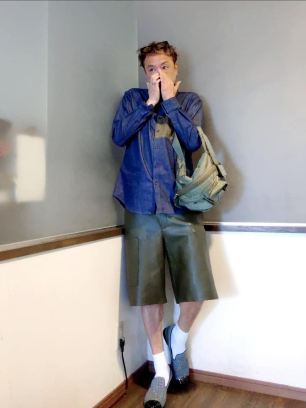 ブルー系のシャツ/ブラウス、グリーン系のその他パンツ、ブルー系のドレスシューズを着用したメンズの夏コーディネートの2枚目の写真