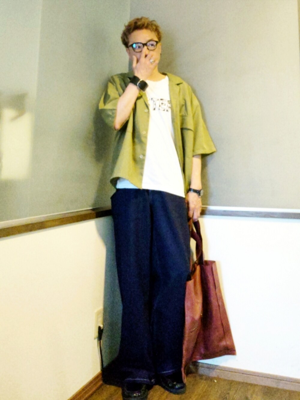 ホワイト系のTシャツ/カットソー、ブルー系のデニムパンツ、レッド系のトートバッグを着用したメンズの夏コーディネートの2枚目の写真