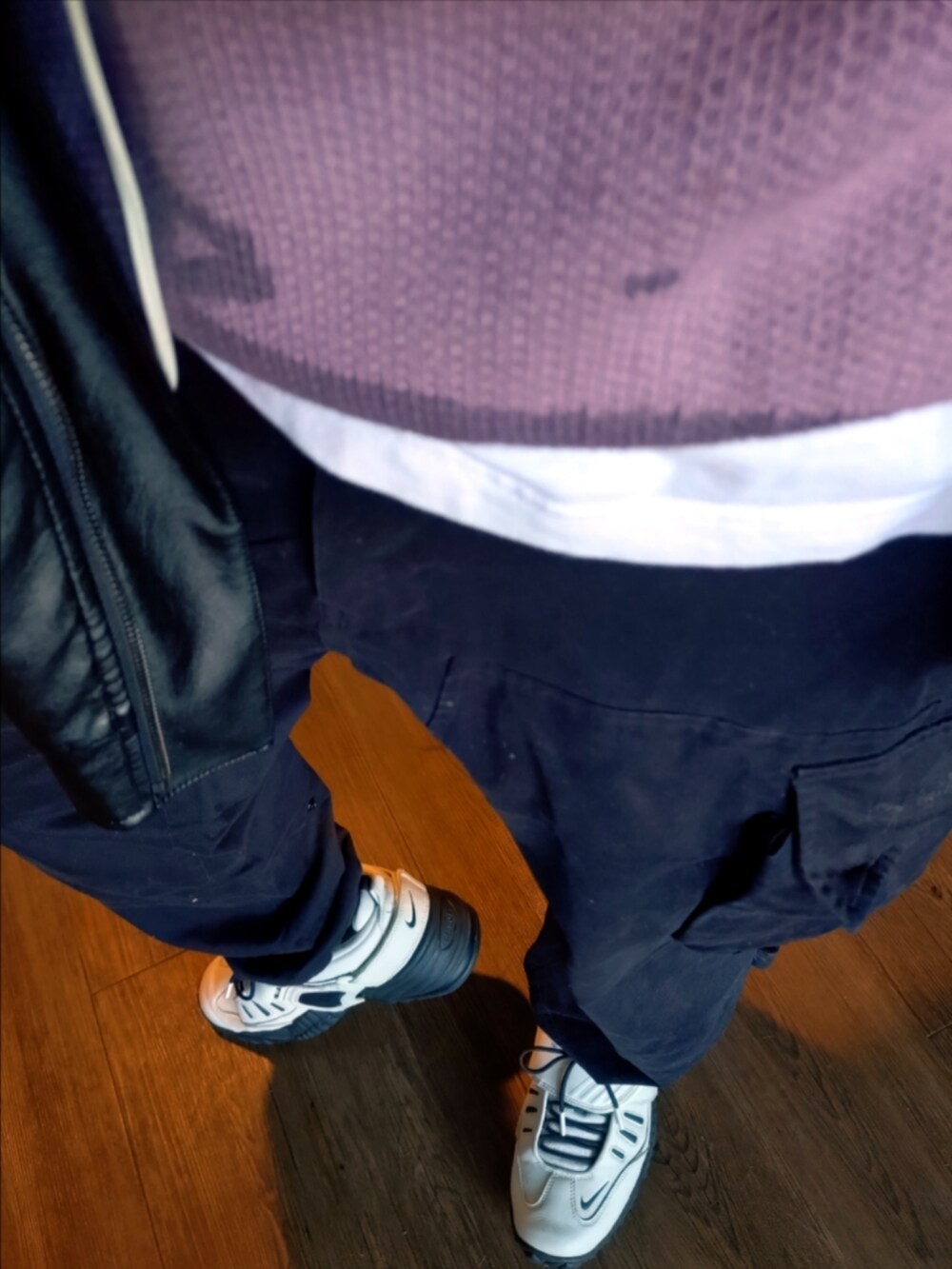 パープル系のニット/セーター、ブラック系のMA-1、ブラック系のカーゴパンツを着用したメンズの秋コーディネートの4枚目の写真