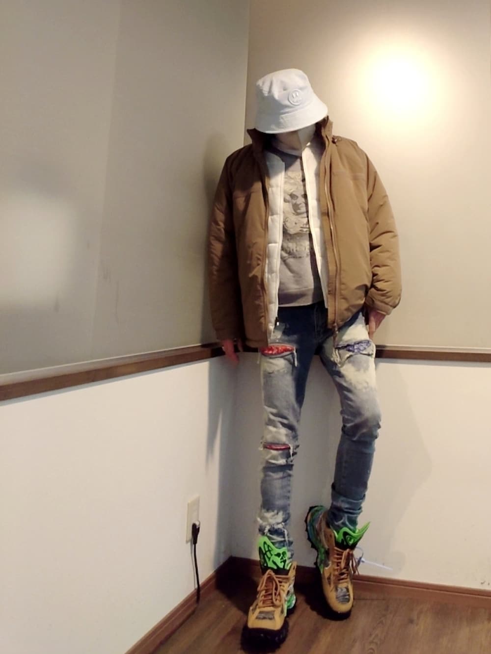 ブルー系のデニムパンツ、ブラウン系のスニーカー、ブラウン系のスニーカーを着用したメンズの冬コーディネートの2枚目の写真