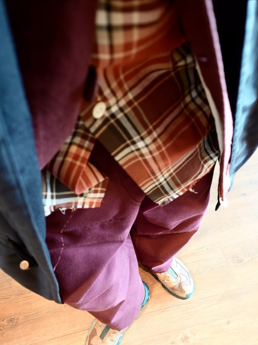 レッド系のカバーオール、ブラウン系のシャツ/ブラウス、ブルー系のダッフルコートを着用したメンズの冬コーディネートの4枚目の写真