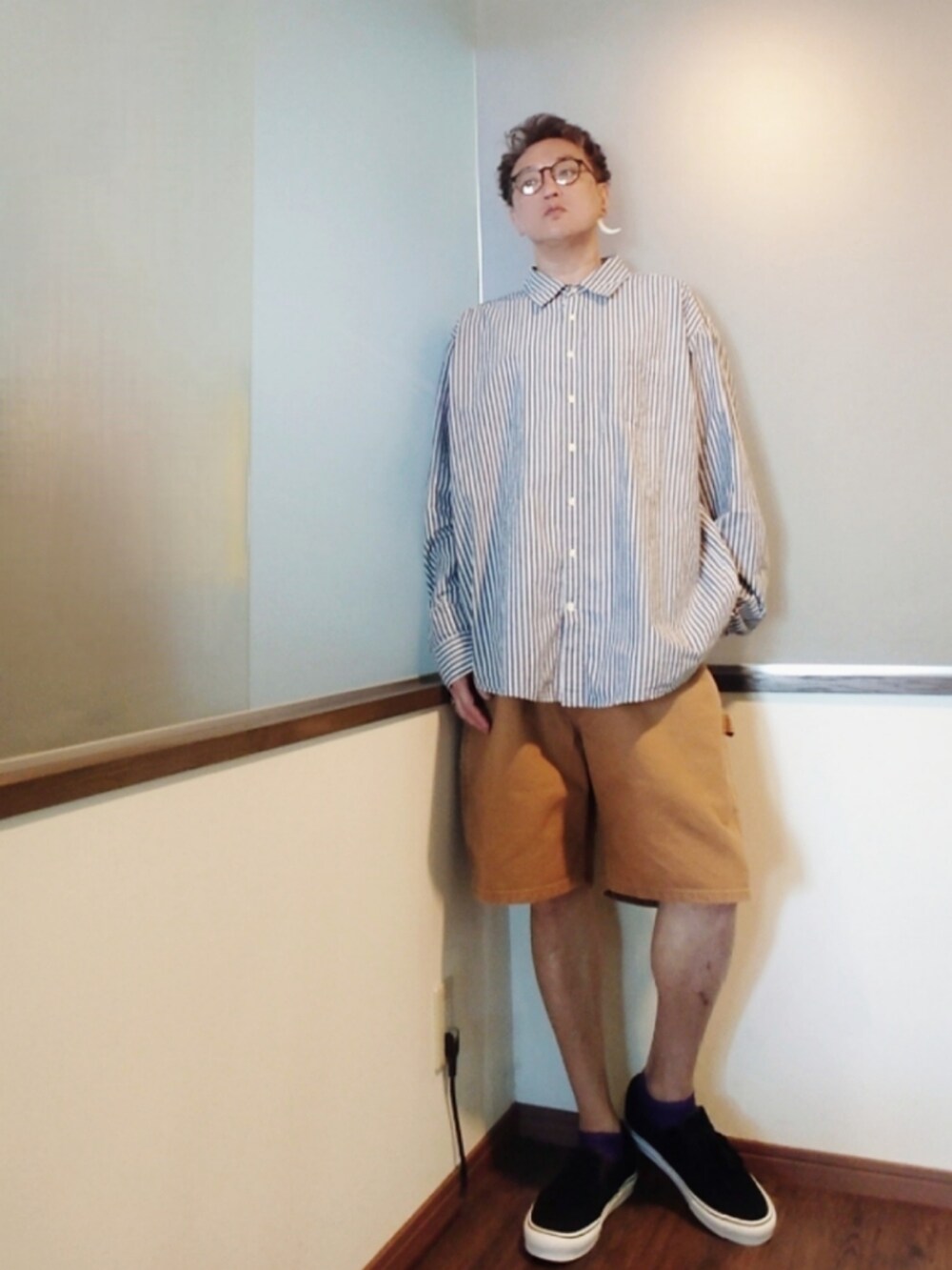 ホワイト系のシャツ/ブラウス、ブラウン系のパンツ、ブラック系のスニーカーを着用したメンズの夏コーディネートの2枚目の写真