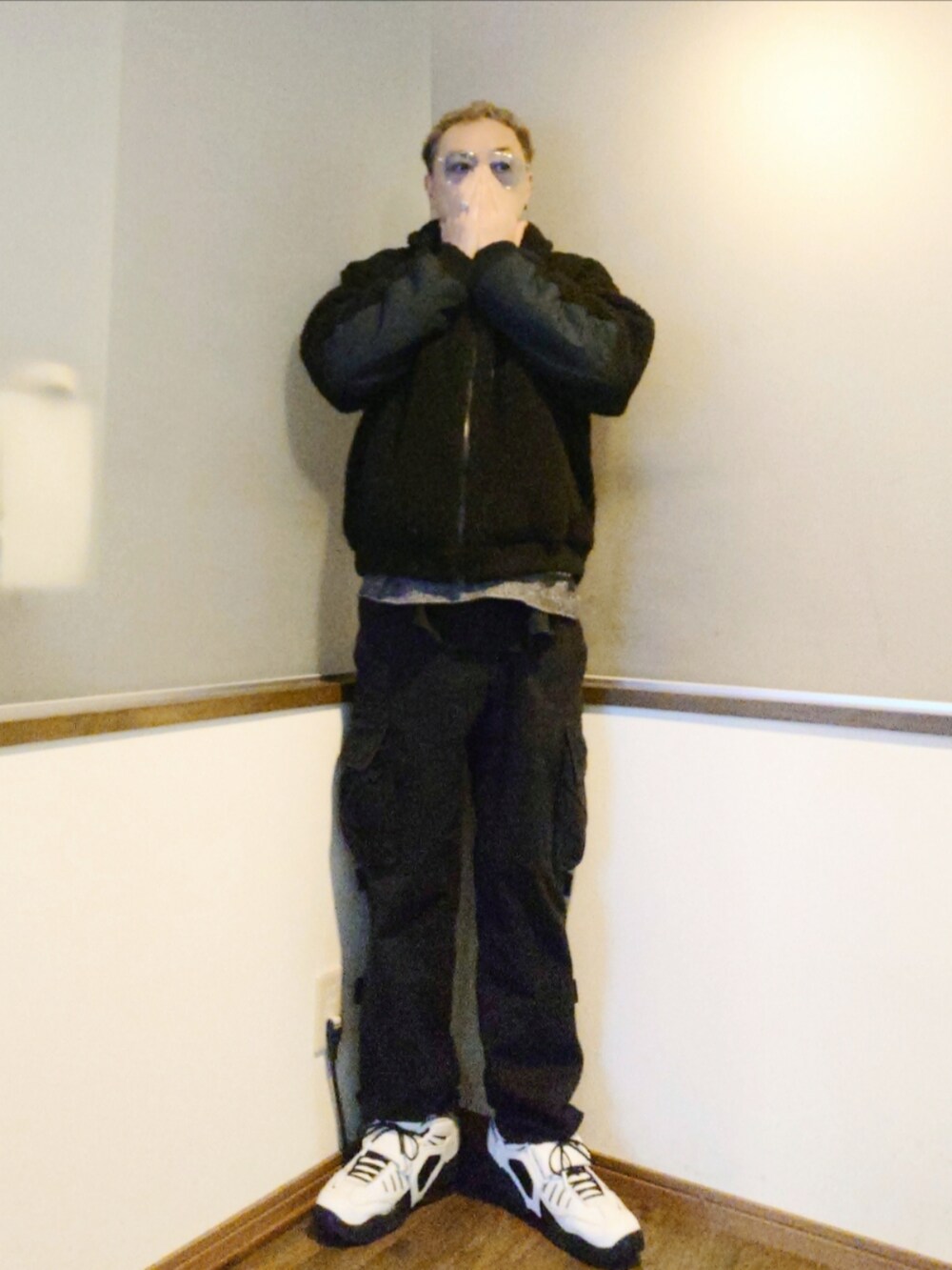 その他のニット/セーター、ブラック系のブルゾン、ブラック系のカーゴパンツを着用したメンズの冬コーディネートの3枚目の写真