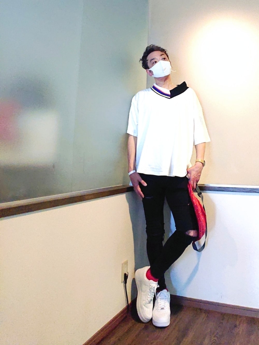 ホワイト系のTシャツ/カットソー、レッド系のショルダーバッグ、ブラック系のデニムパンツを着用したメンズの夏コーディネートの2枚目の写真