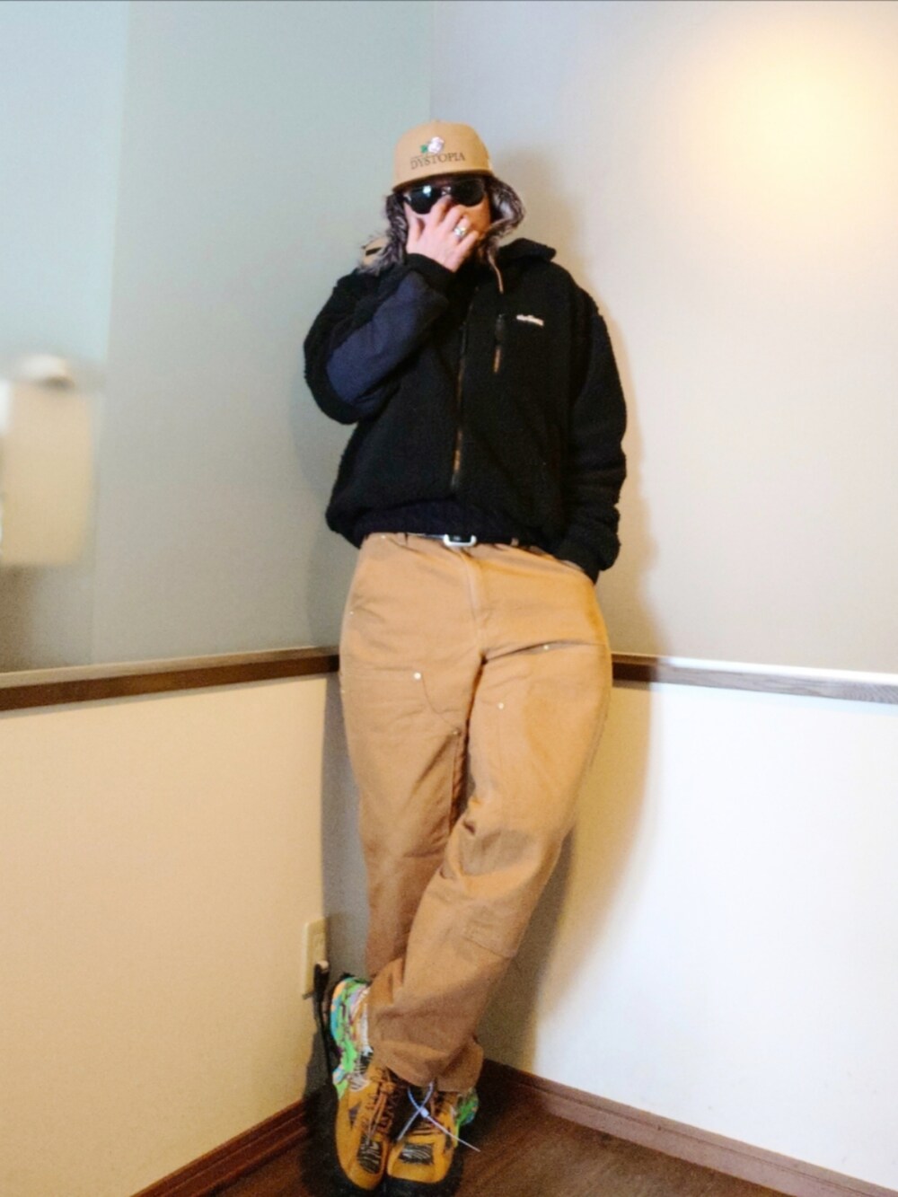 ブラウン系のその他パンツ、ブラック系のブルゾン、ブラウン系のスニーカーを着用したメンズの冬コーディネートの2枚目の写真