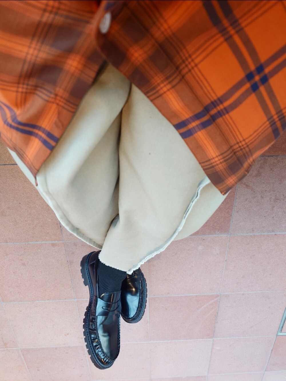 ベージュ系のカバーオール、ベージュ系のその他パンツ、ブラック系のローファーを着用したメンズの春コーディネートの3枚目の写真