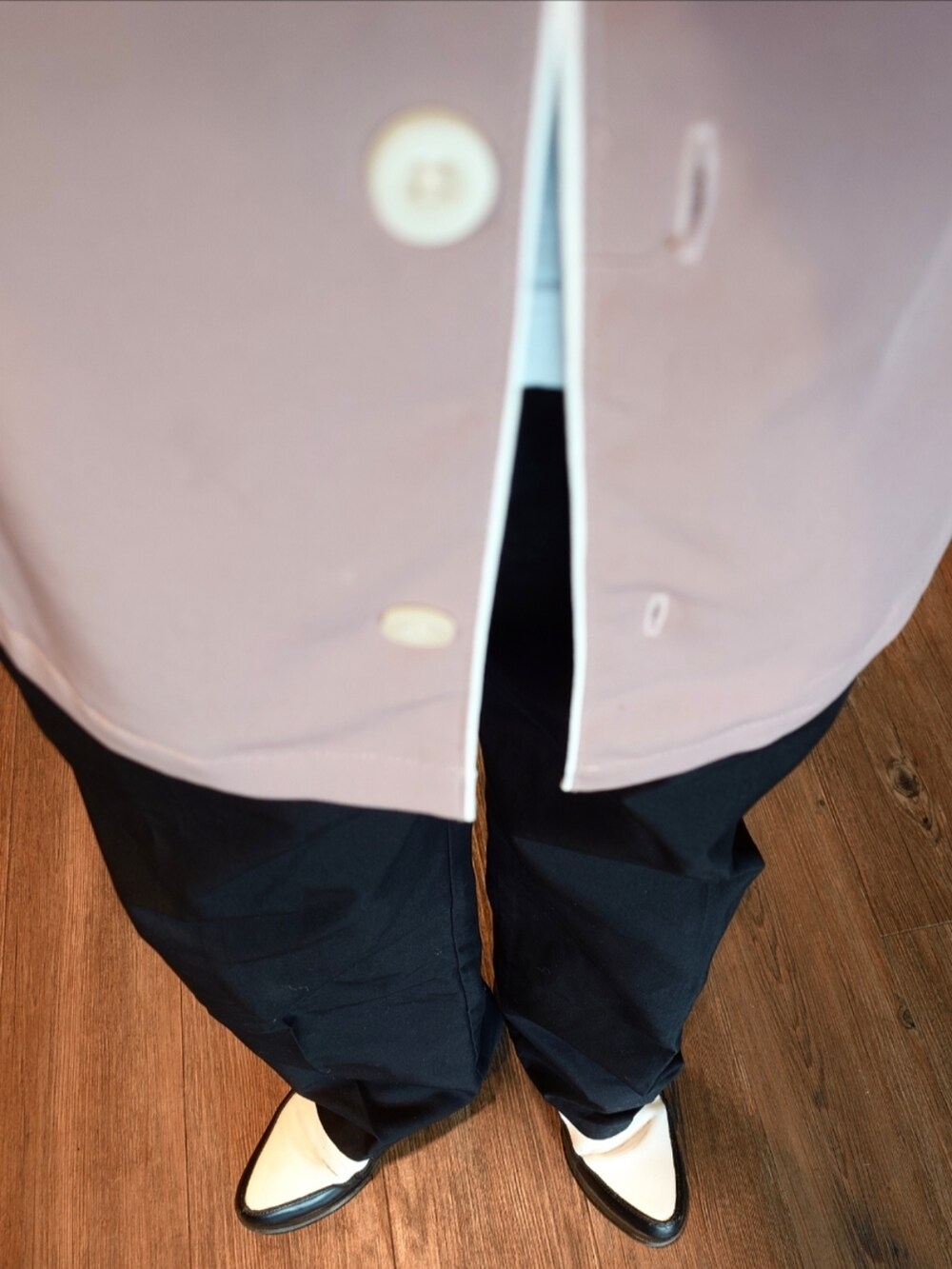 ピンク系のシャツ/ブラウス、ブラック系のスラックス、ホワイト系のドレスシューズを着用したメンズの夏コーディネートの2枚目の写真