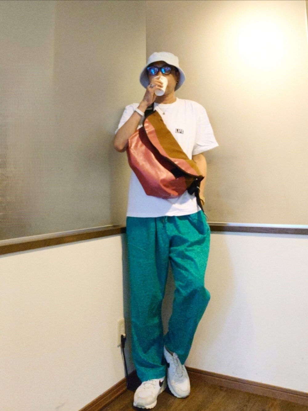 ホワイト系のTシャツ/カットソー、ピンク系のメッセンジャーバッグ、グリーン系のその他パンツを着用したメンズの夏コーディネートの2枚目の写真